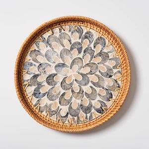 Bandeja de servicio de ratán natural con colección de incrustaciones de perlas madre - Product Image 5