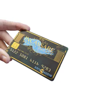 उच्च गुणवत्ता वाले पीवीसी बिजनेस कार्ड के लिए उभरा हुआ नंबर ओवरले के साथ गोल्ड फ़ॉइल स्टैम्पिंग लोगो कस्टम क्रेडिट कार्ड आकार का बिजनेस कार्ड