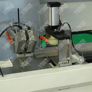 Scie à découper les connecteurs angulaires contrôlée par CNC PLC automatique pour la fabrication de portes et de fenêtres - Product Image 5