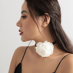 Collana Girocollo Vintage Creativa con Fiore di Rosa per Donne e Ragazze, Gioiello Gotico Fatto a Mano con Corda Larga in Velluto e Fiore in Tessuto Satinato per Feste - Product Image 4