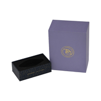 Boîte à parfum haut de gamme personnalisée, design de logo violet luxueux, couvercle et base élégants, emballage en papier, gaufrage, présentation de parfum raffiné