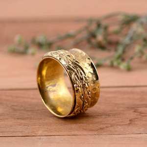 Anillo giratorio de meditación moderno de latón con textura martillada, hecho a mano, chapado en oro de 14 quilates - Product Image 5