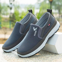 Chaussures décontractées pour hommes avec motif tête de cerf, couleur à faible saturation, tige respirante et finement texturée en DTY, semelle extérieure antidérapante