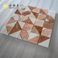 Mosaïque de carreaux en marbre blanc Calacatta, mélange de marbre rouge rose et de travertin rose