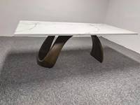Table à manger extensible moderne en bois massif avec plateau en marbre artificiel et base ondulée