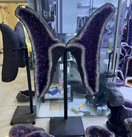 Magnifique paire d'ailes en cristal d'améthyste, géodes de quartz naturel en forme de papillon avec support métallique pour la décoration intérieure