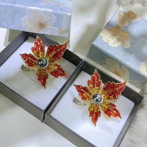 Broche de Flores para el Pecho, Estilo Otoñal, con Perla de Agua de Mar de Tahití y Patrón de Hojas de Arce, Regalo de Cumpleaños para Mujer, Venta al por Mayor y al Detal - Product Image 1