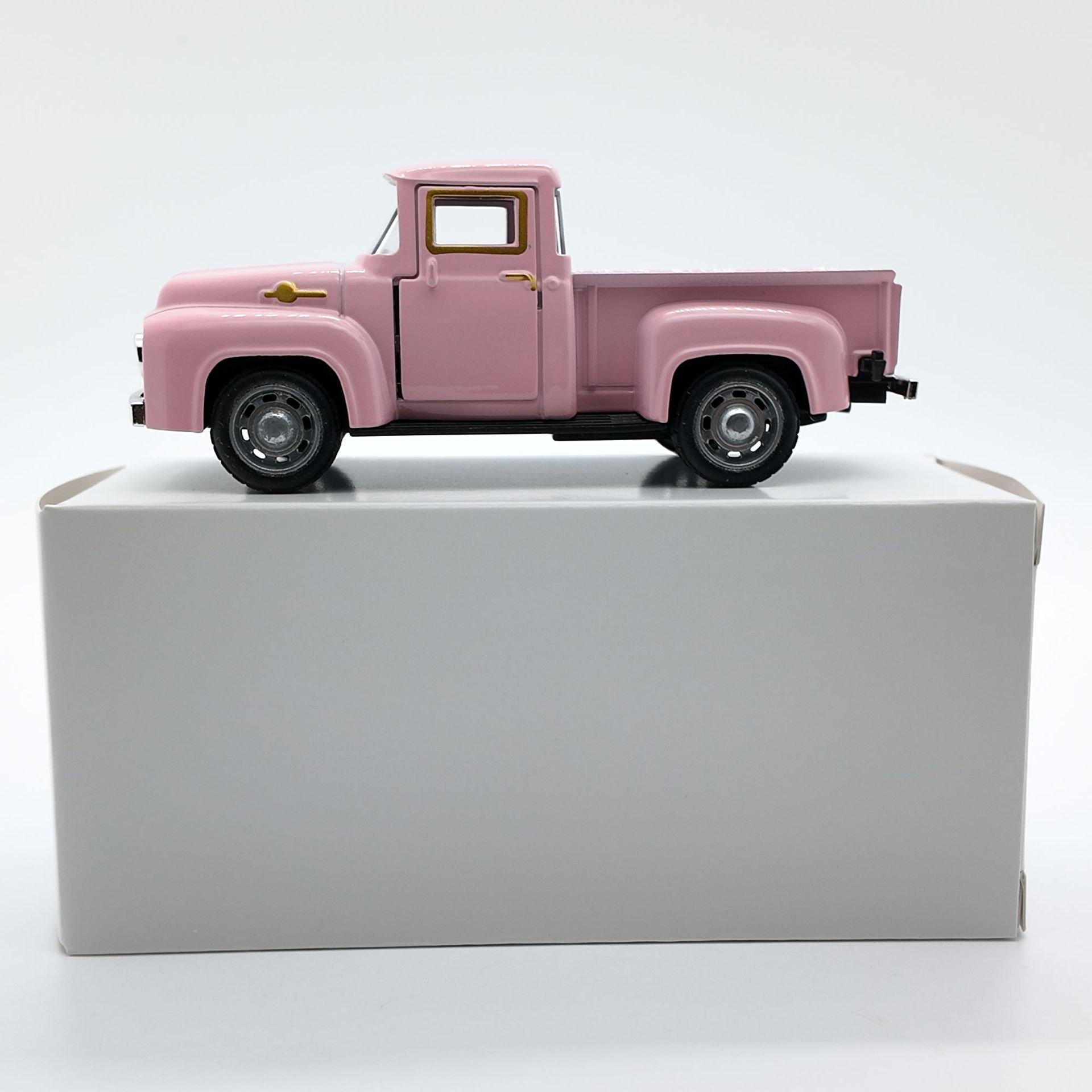 Piccolo camioncino rosa: scatola bianca sigillata da 12,5 x 5 x 4 cm