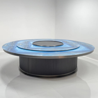 Ensemble de table et chaises de salle à manger rotatives en marbre bleu luxueux et moderne avec structure en acier inoxydable. Meubles d'appartement italiens. Meubles de maison.