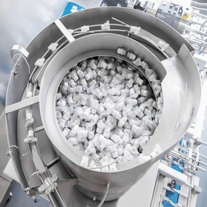 Machine de remplissage et de capsulage Doypack à bec automatique rotatif pour l'emballage de vêtements alimentaires en matière plastique - Product Image 3