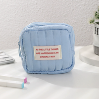 Pochette de toilette élégante et mignonne pour voyage, avec logo personnalisé, sac à cosmétiques matelassé portable pour femmes