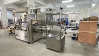 Machine de remplissage liquide automatique de haute précision pour les spiritueux et les cosmétiques en bouteille Garantie d'un an Ligne de production de remplissage