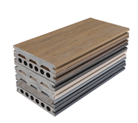 Planche de terrasse en WPC moderne, résistante aux intempéries, antidérapante, ignifuge, composite bois-plastique pour une utilisation en extérieur dans les restaurants, les jardins, les patios