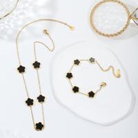 Juego de 2 piezas: Pulsera y Collar de Flor Esmaltada Negra Chapada en Oro Real de 18k, con Tréboles de Cinco Hojas de Concha Blanca de Acero Inoxidable