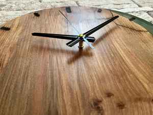 Horloge murale en résine et bois artisanale, décorative, durable, fonctionnelle, élégante et raffinée, idéale pour le salon - Product Image 2