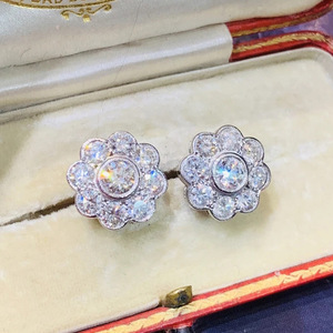 Eleganti Orecchini a Perno con Fiore per Donne, con Accenti in Cristallo, Stile Classico, Accessori Moda Quotidiana - Product Image 4