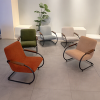 Fauteuil d'appoint cantilever moderne en forme de C avec tissu bouclé et accoudoirs en bois, base pivotante pour salon, chambre et hôtel