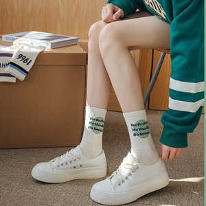 Women's Mid-Calf Slouch Socks Solid Color Breathable Polyester Fiber Sweat-Wicking Friction-Resistant Autumn Winter Casual Socks - Product Image 3
