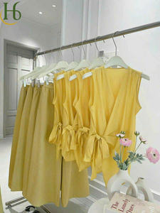 Conjunto de Top Amarillo Sólido sin Mangas con Lazo Cruzado y Pantalones de Pierna Ancha, Mezcla de Algodón y Lino de Vietnam, Transpirable, Cuello en V, Fabricación OEM - Product Image 3