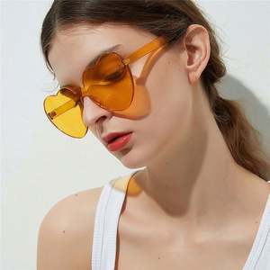 Lunettes de soleil tendance en gros, monture large, verres effet océan, sans monture, couleur bonbon, forme cœur pour femme - Product Image 1