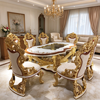 Ensemble de table à manger, meubles de salle à manger, table sculptée ornée de motifs dorés, chaises rembourrées, intérieur classique pour la maison