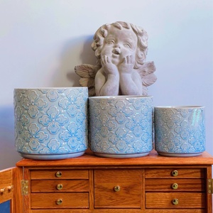 Pot de fleurs en céramique de style nordique, fait main et unique, avec glaçure simple en relief et design de pot à orchidées, pour utilisation au sol - Product Image 1