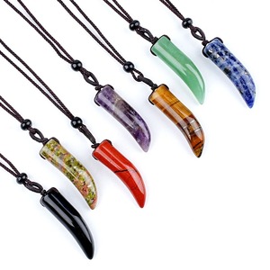 Collier pendentif en corne de cristal naturel tressé à la main, forme dents de loup, 37 mm, style vintage, avec pierre précieuse de guérison et corde tressée tribale - Product Image 4
