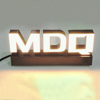 Enseigne de table en acrylique réservée personnalisée et rougeoyante Enseigne de table éclairée Lettres lumineuses à LED de bureau pour panneau d'affichage de marque
