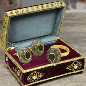 Ensemble de boucles d'oreilles et bague de mariage victorien en argent plaqué or avec diamants, design traditionnel, élégant et mignon - Product Image 1