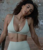 Soutien-gorge de sport coupe ajustée pour femmes avec coupe en V rembourré taille croisée faible Impact Spaghetti sangle haut de gymnastique grande taille respirant solide Yoga soutien-gorge