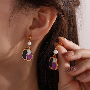 ต่างหูมุกน้ำจืดทรงหยดน้ำสไตล์ยุโรปอเมริกัน สีสันสดใส รูปทรงไม่สม่ำเสมอ สีทอง เหมาะสำหรับใส่ทุกวัน เครื่องประดับสำหรับผู้หญิง - Product Image 4