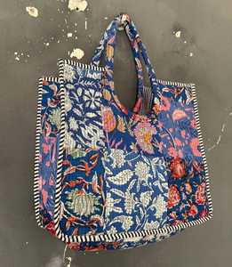 Sac fourre-tout en coton matelassé fait main par un artisan indien, imprimé au bloc, pour le voyage, le shopping, ou à porter à l'épaule - Product Image 5