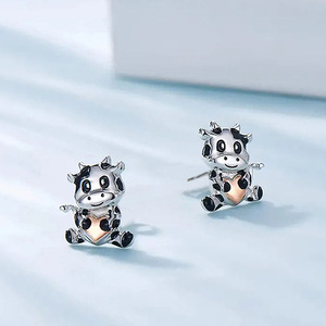 Orecchini a perno a forma di cuore di mucca, gioielli dolci e giocosi per orecchie, per donne e ragazze, da indossare tutti i giorni, accessorio regalo per outfit casual - Product Image 5