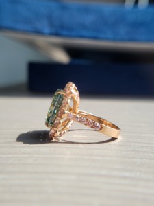 Bague en or jaune 14 carats avec diamant vert radiant de laboratoire et halo de diamants ronds roses, plaqué rhodium, bijoux de luxe - Product Image 3