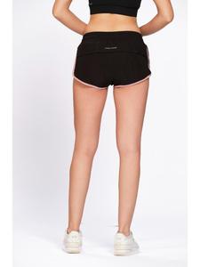 Shorts de sport extensibles en Lycra noir pour femme Munns & Mars – Taille mi-haute, confortables, pour l'entraînement athlétique - Product Image 3