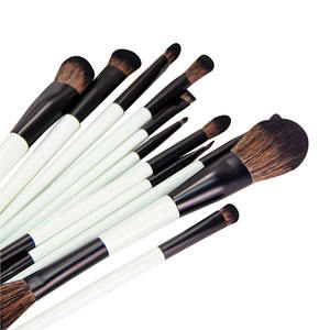 مجموعة فرش مكياج خضراء نباتية بمقبض خشبي بسعر المصنع المباشر وجودة عالية مع إمكانية تخصيص الشعار لمجموعة أدوات التجميل - Product Image 4