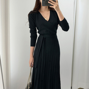 All'ingrosso 2025 coreano Chic autunno stile francese <span class=keywords><strong>con</strong></span> scollo a V <span class=keywords><strong>in</strong></span> <span class=keywords><strong>pizzo</strong></span> <span class=keywords><strong>in</strong></span> vita sottile sopra il ginocchio <span class=keywords><strong>abito</strong></span> lungo plissettato <span class=keywords><strong>in</strong></span> <span class=keywords><strong>maglia</strong></span> - Product Image 2
