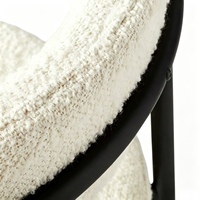 Chaise de salle à manger en tissu bouclé, dossier rembourré, pieds en acier inoxydable, design minimaliste pour mobilier de salle à manger d'hôtel