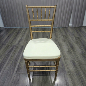 Chaise de salle à manger moderne Chiavari dorée avec coussin crème et structure métallique rembourrée pour la maison, les mariages ou les événements - Product Image 1