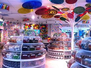 Estante de exhibición de pared de madera de lujo, cubierta de vidrio, Material metálico MDF para tienda minorista, centro comercial, exhibidores de mostrador para aperitivos, dulces - Product Image 2