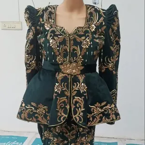 传统阿尔及利亚KARAKOU连衣裙上的新潮刺绣，饰有水晶玻璃珠、石头、达布卡作品 @ 2024