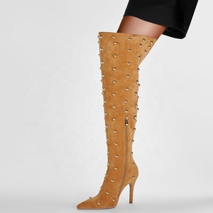 Bottes en daim à talons hauts pour femmes, grande taille 46, avec dessus large pour cuisses larges, bottes longues d'hiver avec rivets métalliques - Product Image 1