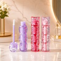 Gloss à lèvres en tube cristal froissé, texture ondulée, forme gourde et colonnes carrées, nuances violet, rouge, rose, approvisionnement en gros, personnalisation OEM