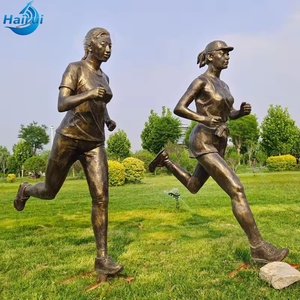 Grande Scultura in Bronzo di Uomo che Gioca a Calcio, Opera d'Arte in Metallo a Grandezza Naturale per Piazze Commerciali e Loghi - Product Image 2