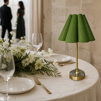 Lampe de table rechargeable sans fil en velours plissé vert avec corps en laiton et commande tactile pour centres de table de mariage