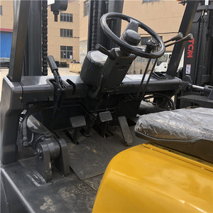<b>Used</b> Komatsu 7 Tonne Diesel Forklift FD70 4WD Solid Tire Rough Terrain for Sale - Product Image 6