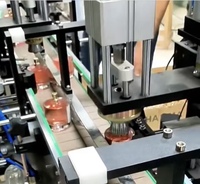 Ligne de production automatique de parfum à 6 têtes Machine de remplissage et de capsulage pneumatique pour composants de noyau d'engrenage d'emballage en verre d'huile et d'eau
