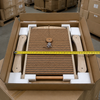 Griffoir pour chat incliné en liège avec boule suspendue 320x290x650mm, cadre en bois