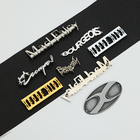 Étiquettes métalliques personnalisées pour jeans, étiquettes en cuir métalliques gaufrées, patchs et étiquettes métalliques gaufrées avec logo personnalisé pour vêtements