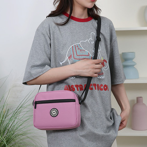 Sac à bandoulière tendance pour femmes, sac carré horizontal avec fermeture éclair, petit sac à bandoulière portable pour les déplacements quotidiens, les voyages et les étudiants - Product Image 1